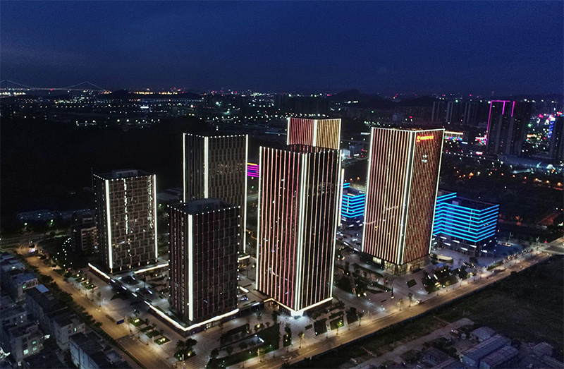 中铁南方总部基（jī）地泛光照明工程侧面实拍图